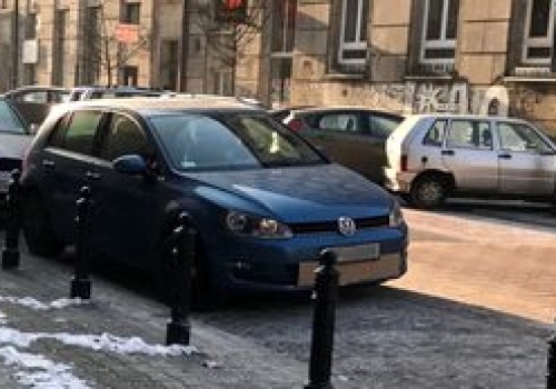 Wkładają karton w zderzak. Szczególnie teraz czują różnicę