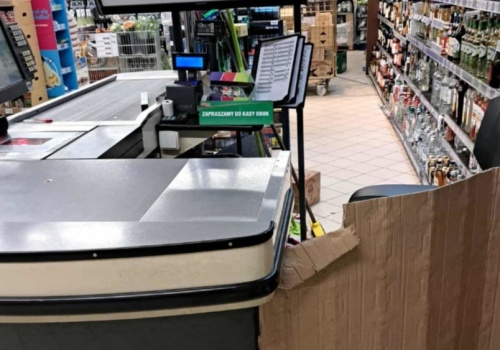 Kazali pozamykać markety Dino. Na kasach było zimno jak w lodówce