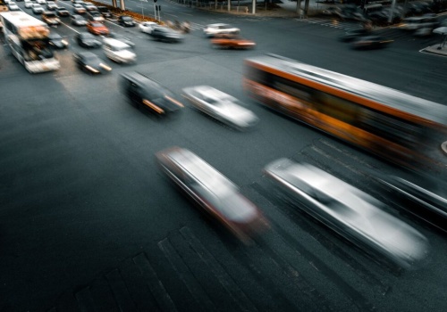 Niebezpieczne manewry w ruchu miejskim – co statystyki mówią o realnych przyczynach kolizji w miastach?