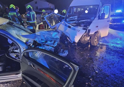 Zderzenie busa z osobówką. Sześć osób w szpitalu