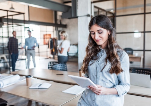 Pakiety medyczne dla firm: Jak wybrać optymalny zakres opieki, by zyskać lojalność i efektywność pracowników?