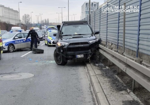 Poważne utrudnienia w Alei Prymasa Tysiąclecia po zderzeniu auta z barierkami