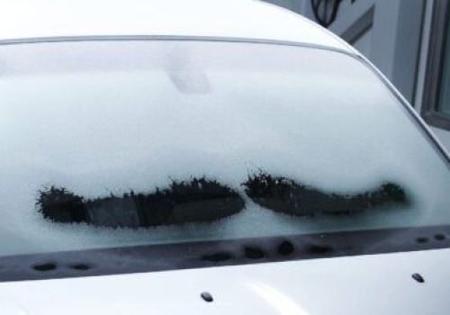 Dlaczego parują szyby w aucie? Oto sposoby na zaparowane szyby