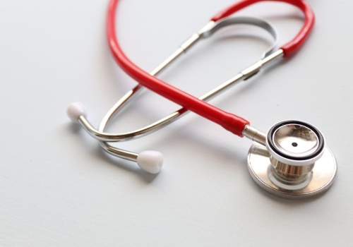 AI w stetoskopie wykrywa choroby zastawek serca skuteczniej niż lekarze rodzinni