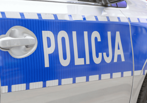 Dramatyczny wypadek na skrzyżowaniu. Auto wjechało w budynek. 85-latek zasłabł