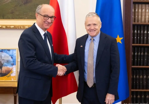 Serwilizm prawicy kontra hipokryzja liberałów. Wiszenie u obcej klamki to wstyd