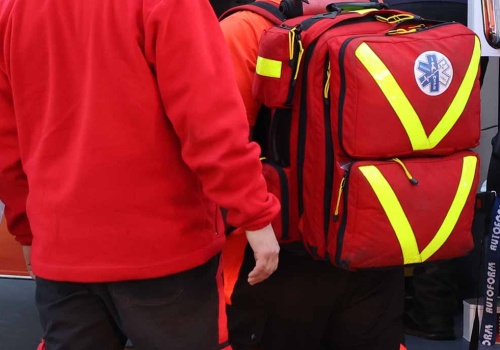 Tragiczny wypadek podczas pracy w Letnicy pod Zieloną Górą. Trwa walka o życie młodego mężczyzny