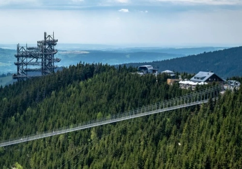 Najdłuższy most wiszący na świecie. Tylko 15 km od granicy z Polską