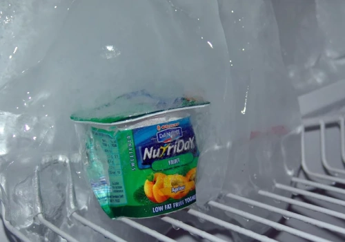 3 triki na lód w zamrażalniku. Wypróbuj, a przestaje narastać