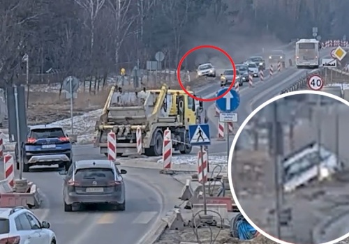 Wjechał do rowu i zabarykadował się w aucie. Nagranie szokuje