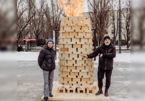 Na Placu Teatralnym stanął… piec szamotowy. Wypalono w nim rzeźbę pszczelarza