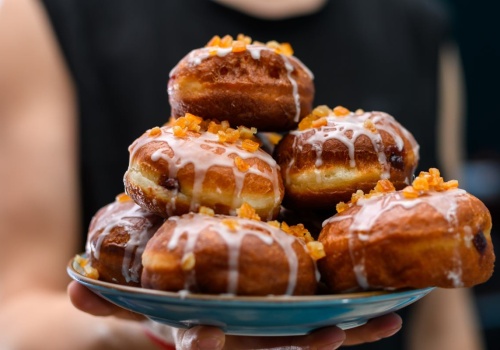 Ile tak naprawdę kalorii ma pączek? Dowiedz się, zanim staniesz w kolejce
