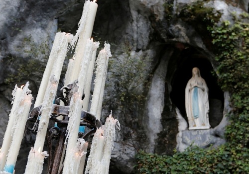 Wściekli na objawienia! Jak wrogowie Kościoła obśmiewali Lourdes