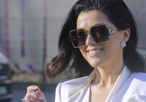 Garnitur w stylu Katarzyny Cichopek. Wysmukli sylwetkę, podkreśli talię