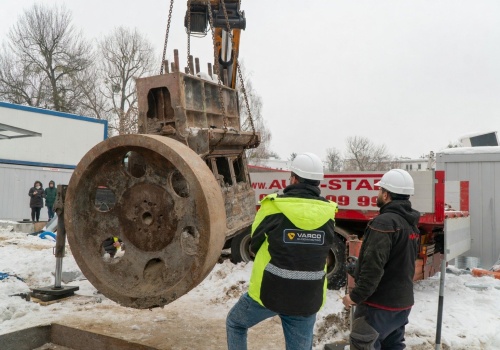 Znalezisko w Kinie Tęcza. Historyczny silnik MAN odkryty podczas remontu
