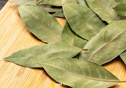 Masz liście laurowe w kuchni? Ten domowy syrop koi suchy kaszel