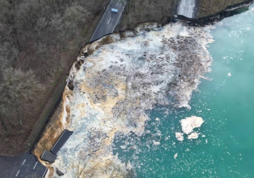 Droga nagle runęła w przepaść. Wyrwa ma 80 metrów. Mieszkańcy są w szoku