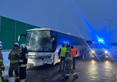 Zderzenie autokarów pod Warszawą. Są ranni, na drodze utrudnienia