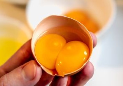 Te osoby powinny unikać żółtek. Ból brzucha i problemy z trawieniem murowane