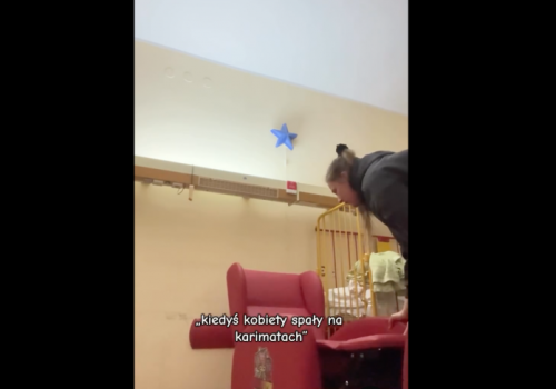 Pokazała, w jakich warunkach śpi matka chorego dziecka w szpitalu. 