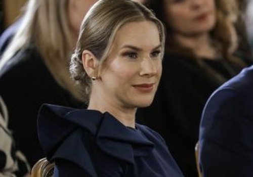 Wystawiła kreację na aukcji charytatywnej. Wiadomo, za ile ją wylicytowano