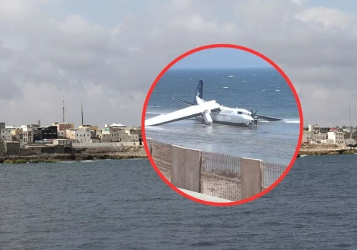 Dramatyczne lądowanie na oceanie. Na pokładzie 55 osób