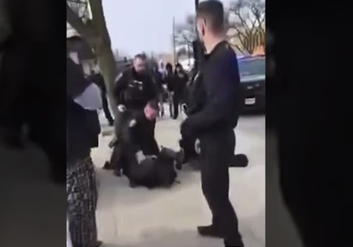 Dochodzenie w sprawie zajść podczas protestu uczniów w Aurora. Policjant przytrzymywał kolanem zatrzymanego