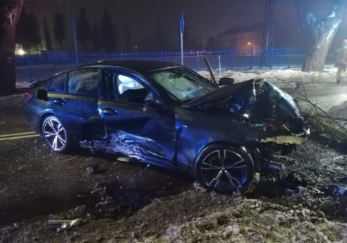 Stracił panowanie nad BMW i uderzył w drzewo. Kierowca miał ponad 2 promile alkoholu w organizmie