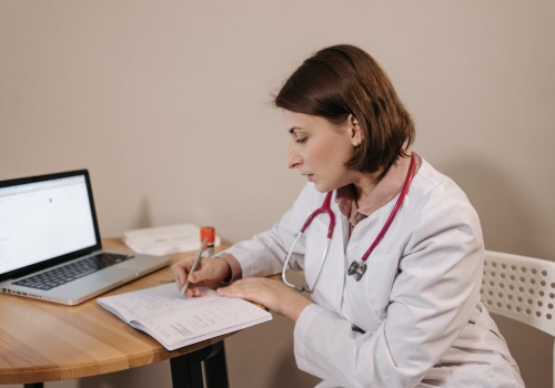 Duże podwyżki dla lekarzy, pielęgniarek i innych pracowników ochrony zdrowia. Już od lipca