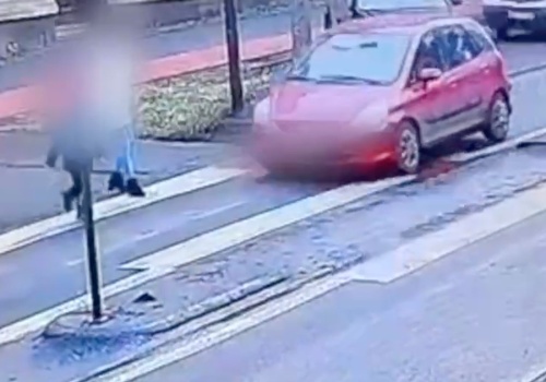 Senior nie zauważył dziecka na pasach. Nagranie mrozi krew w żyłach