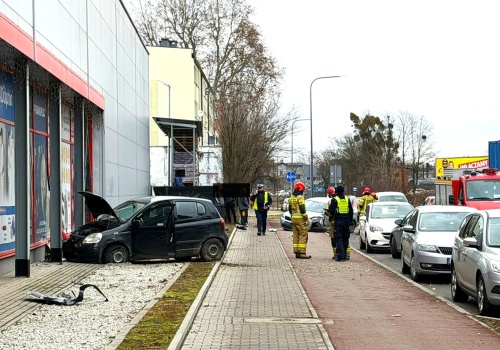 Kolizja na Kościuszki. Toyota prawie wjechała do sklepu