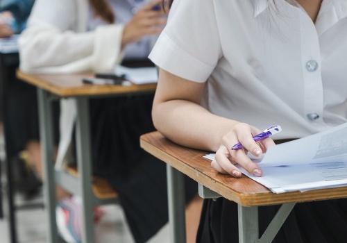 Nauczyciel nie chce dopuścić do matury, stawiając jedynkę. 