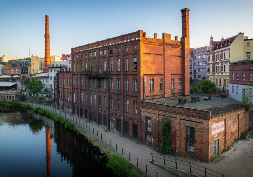 Stara Farbiarnia na Wyspie Młyńskiej przechodzi przebudowę. Jedni biją brawo, a inni krytykują