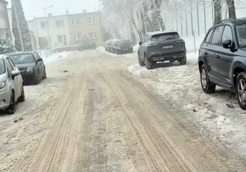 Ślisko przy SP nr 7 w Chojnicach. Mieszkańcy alarmują, urzędnicy odpowiadają