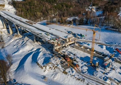 Drogowcy nie dali się zimie. Prace nad najwyższą estakadą w Polsce trwają mimo śniegu