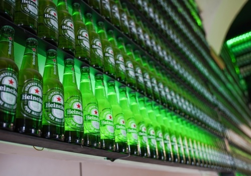 Heineken zredukuje 6 000 miejsc pracy po spadku popytu na piwo