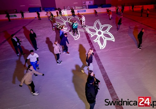 Dyskoteka w święto zakochanych na świdnickim lodowisku