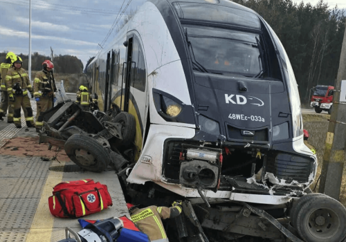 Dramatyczny wypadek na przejeździe kolejowym. Wewnątrz są uwięzione osoby. Służby w akcji
