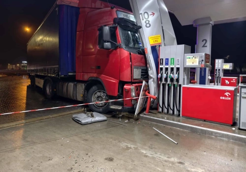 Kolejna ciężarówka uderzyła w stację paliw – gołoledź na MOP-ie przy trasie S8