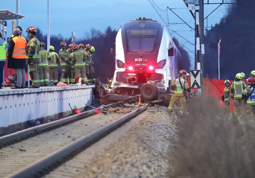 Samochód dostawczy zmiażdżony przez pociąg. Trudna akcja strażaków