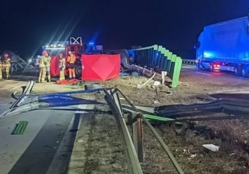Tragedia na A4. Tir przebił bariery i wpadł na przeciwległy pas. Jedna osoba nie żyje