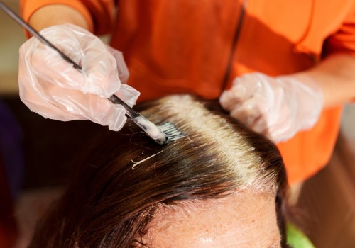 Nakładają na włosy, aby zakryć odrost. Potem fryzjer ma problem. 