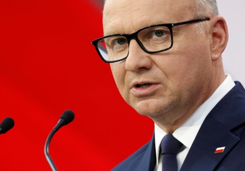 Akt łaski za łapówkę? Trzy osoby z zarzutami. Media: Jedna z nich to znajomy Dudy