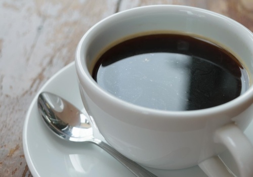 Kawa z mlekiem czy czarna? Jeden detal całkowicie zmienia reakcję organizmu na kofeinę