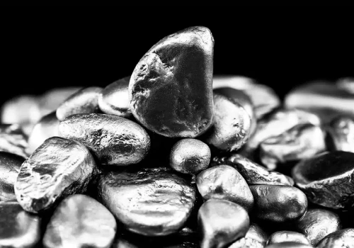 Rząd narzuca ostre cięcia kwot wydobywczych, notowania tego metalu w górę