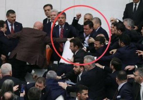 Bijatyka w tureckim parlamencie. Pięści poszły w ruch, są nagrania