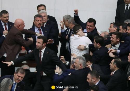 Bójka w trakcie zaprzysiężenia ministra. Tureccy parlamentarzyści rzucili się na siebie z pięściami