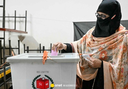 W Bangladeszu rozpoczęły się wybory parlamentarne. Obok nich trwa referendum