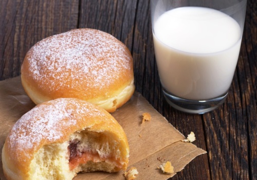 Pączek ze skyrem lub kefirem to patent na zdrowszy tłusty czwartek. Tak działa