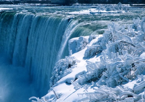 Najpopularniejszy wodospad świata skuty lodem. Zima go pochłonęła, a widok zachwyca